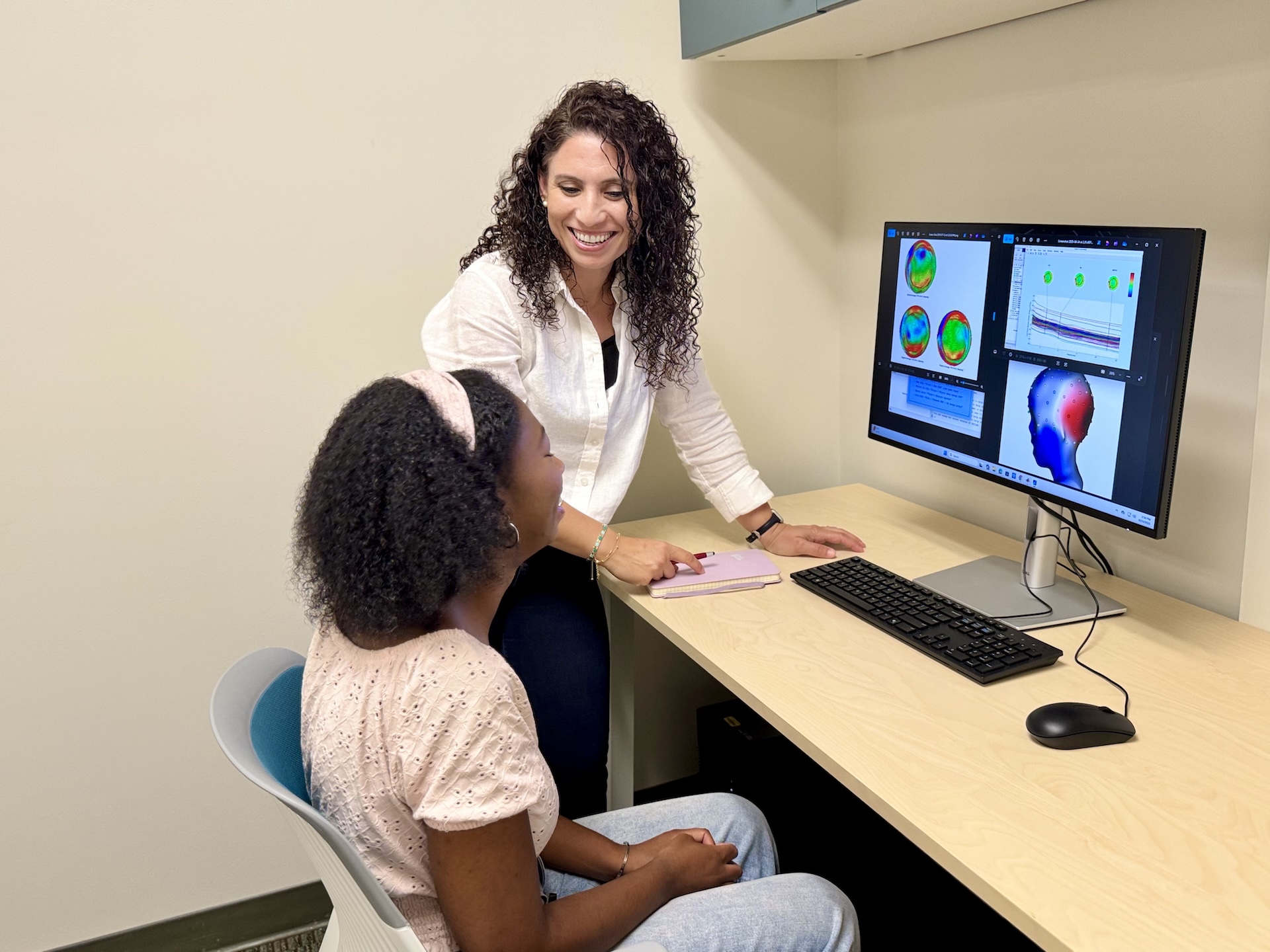 Dr. Zengin-Bolatkale and Amaya working at the computer